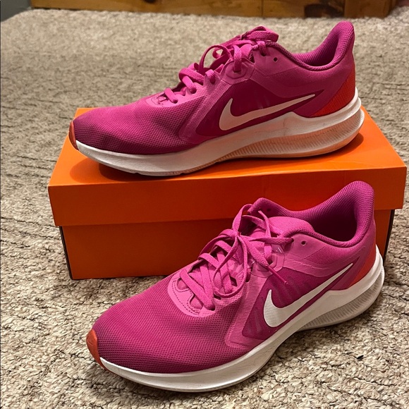 Nike Women's Pink Running Shoes - Picture 4 of 10